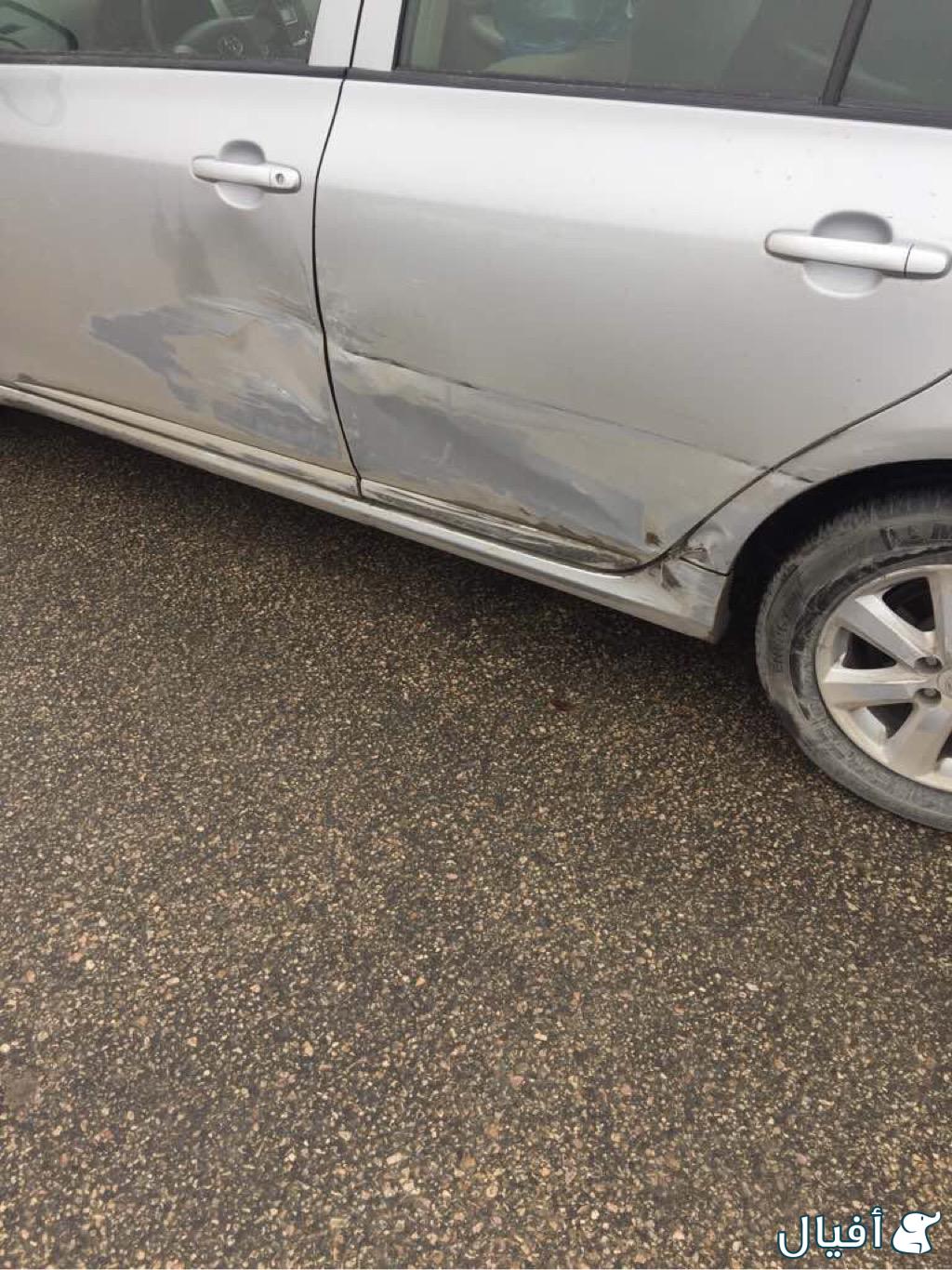 الابواب اليسار لون رصاصي