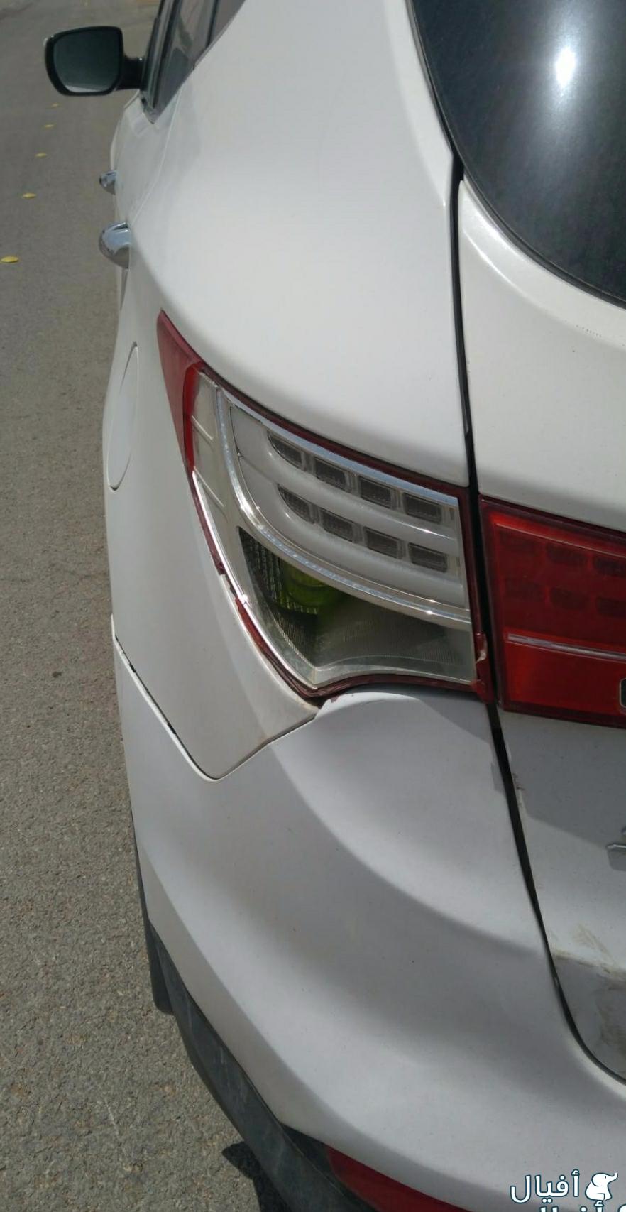 اصطب خلفي في الركن الأيسر