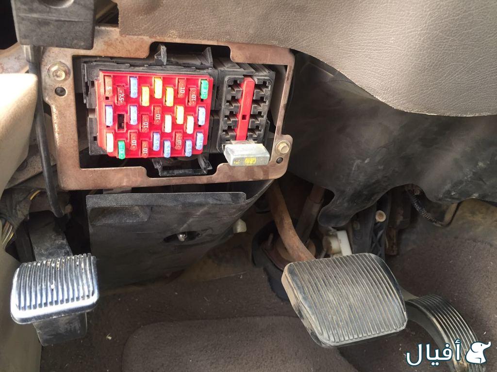 علبة الفيوز اللي تحت الطارة عند ركبة السايق اليسار