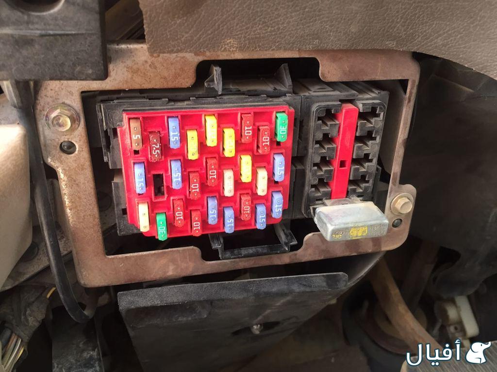 علبة الفيوز اللي تحت الطارة عند ركبة السايق اليسار