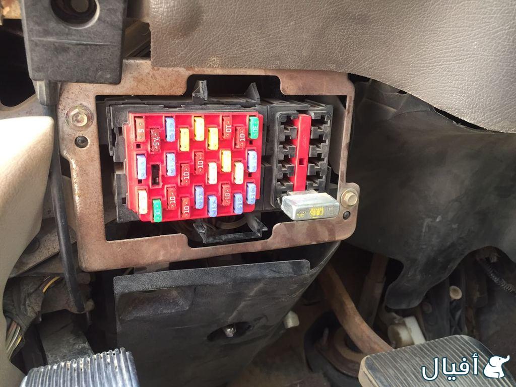 علبة الفيوز اللي تحت الطارة عند ركبة السايق اليسار