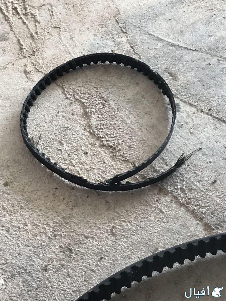 سيور داخل المكينة واحد صغير واحد كبير