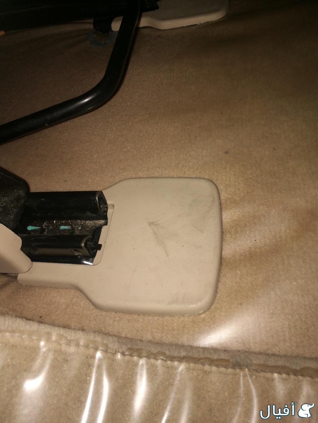 غطاء ديكور بلاستيك لمسامير الكرسي الاوسط بالصف الثاني لون بيج